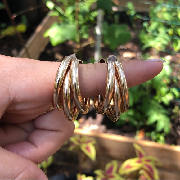 Restock!🍃Lauryn Gold Hoop Earrings!☀️ - Picture 5 of 5